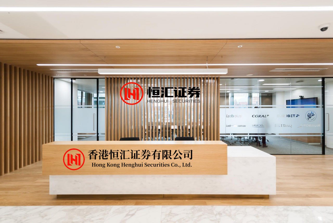 股巢网 顾祝同执行军务，路过家乡，偶然想起结发妻子，于是回家去看望，谁知进门见妻子肚皮鼓了，扭头就走，第二天报上新闻，顾宅起火，烧毁房子财物也损失不少，最不幸的是顾妻烧死了。1920年代中期的某个午后，江苏涟水县城突然热闹起来。几个荷枪实弹的卫兵往街口一站，乡亲们就知道了——顾家那个"大出息"...